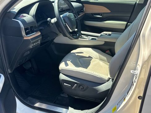 Used 2024 Toyota Grand Highlander Limited image 9