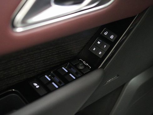 Used 2024 Land Rover Range Rover Velar Dynamic HSE image 22