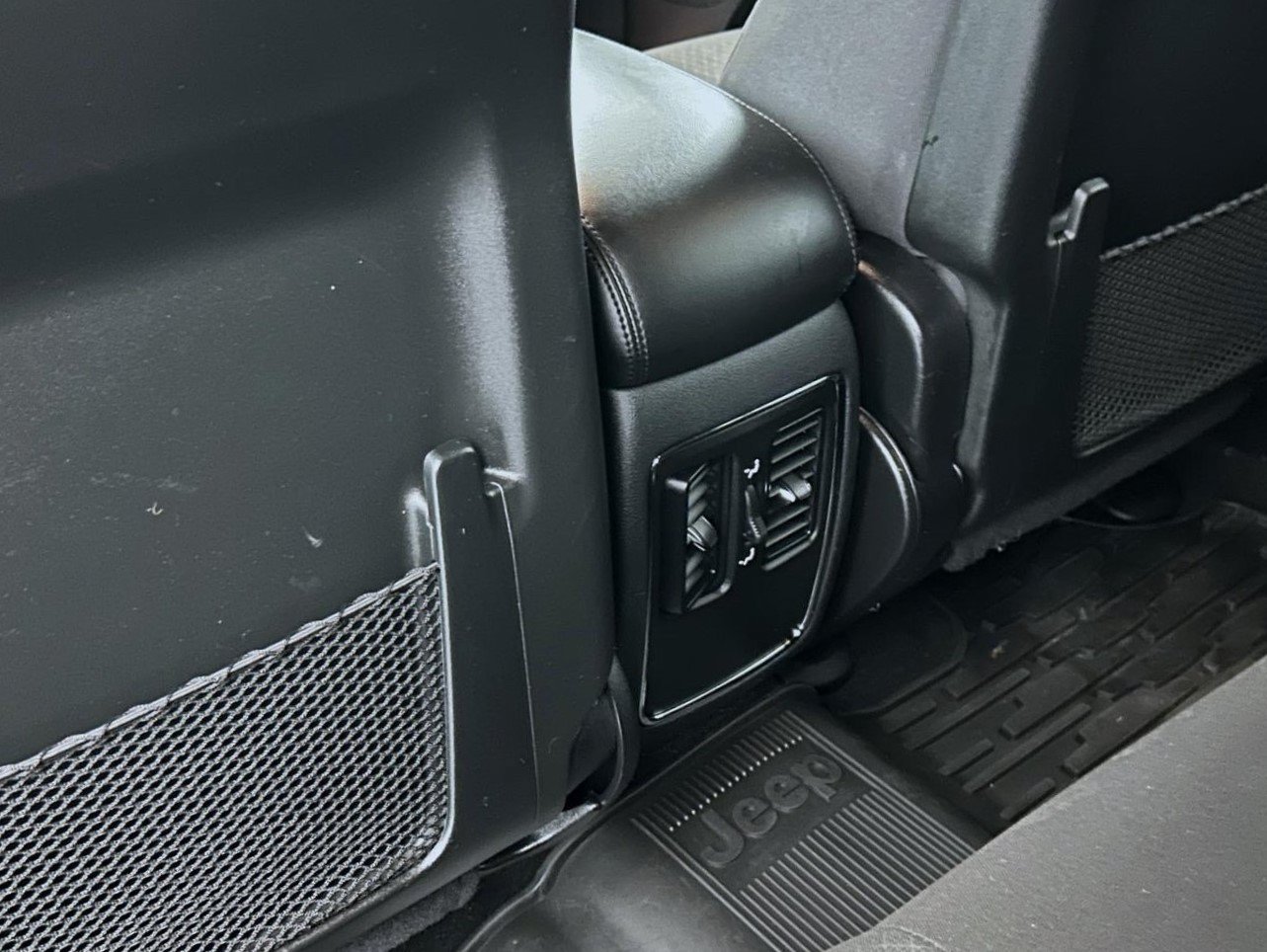 Used 2019 Jeep Grand Cherokee Laredo AWD/4WD image 21