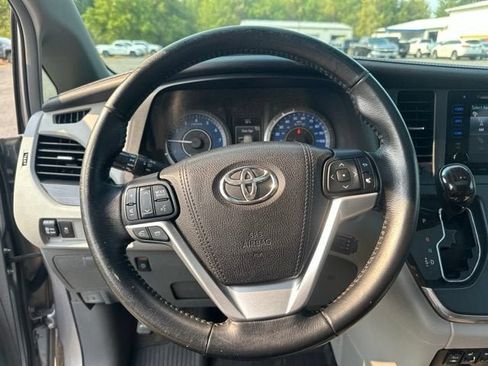 Used 2016 Toyota Sienna XLE FWD image 22