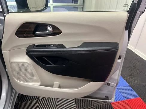 Used 2024 Chrysler Pacifica Limited FWD image 19