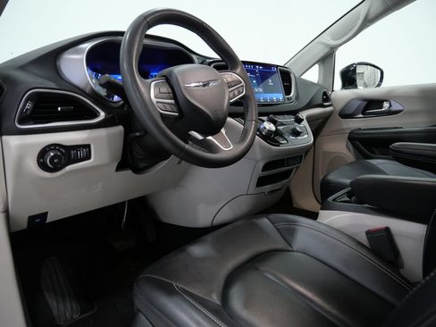 Used 2024 Chrysler Pacifica Touring-L FWD image 11