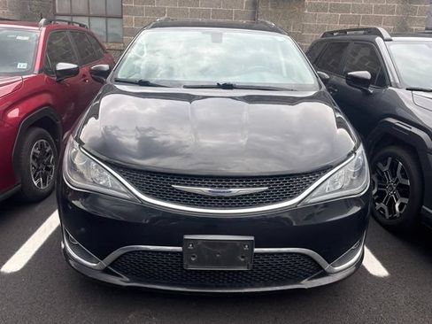 Used 2019 Chrysler Pacifica Touring-L FWD image 2