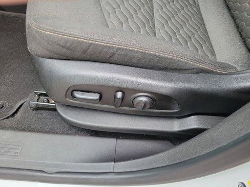 Used 2021 Chevrolet Equinox LT image 18