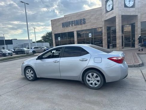 Used 2017 Toyota Corolla LE FWD image 2