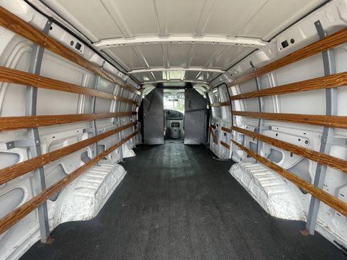 Used 2005 Ford E-350 and Econoline 350 Extended Super Duty image 8