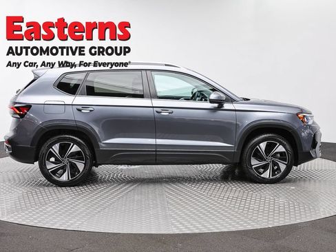 Used 2025 Volkswagen Taos SE AWD/4WD image 4