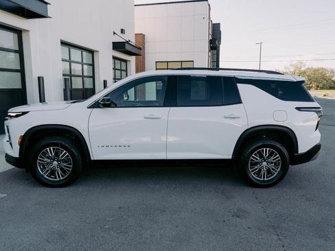 Used 2025 Chevrolet Traverse LT image 2