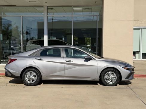 New 2026 Hyundai Elantra SE image 3