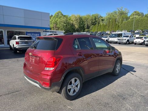 Used 2022 Chevrolet Trax LT w/ LT Convenience Package AWD/4WD image 3