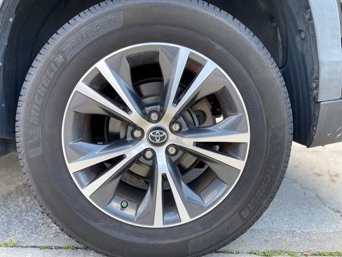 Used 2019 Toyota Highlander LE FWD image 9