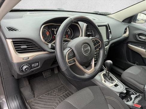 Used 2017 Jeep Cherokee Latitude w/ Cold Weather Group image 10