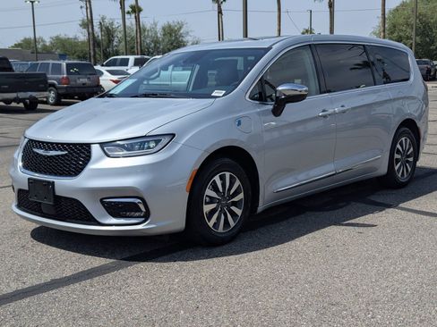 Used 2023 Chrysler Pacifica Limited FWD image 5