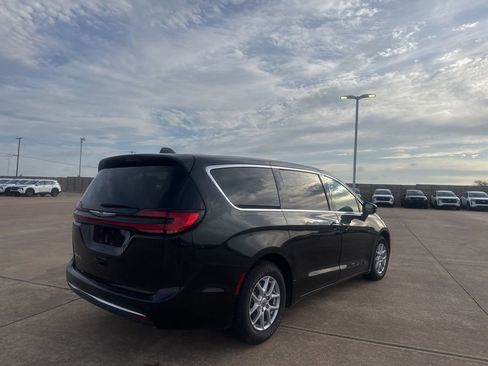 Used 2023 Chrysler Pacifica Touring-L FWD image 12