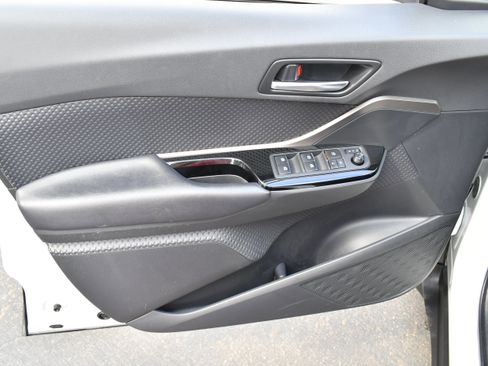 Used 2019 Toyota C-HR XLE FWD image 9