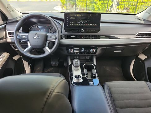 Used 2025 Mitsubishi Outlander AWD image 15
