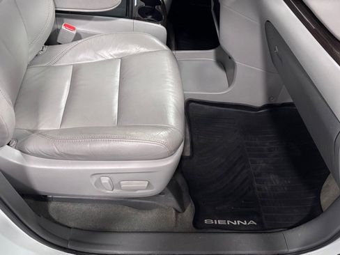 Used 2018 Toyota Sienna XLE Premium FWD image 18