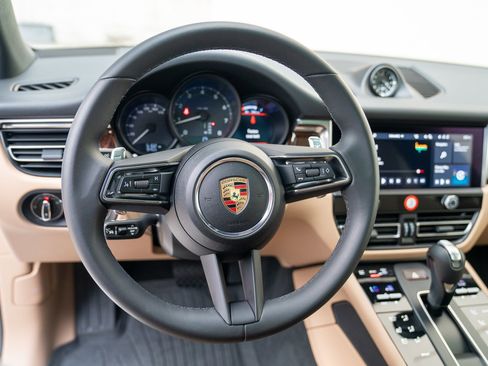 Used 2025 Porsche Macan image 13