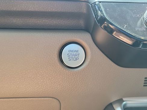 Used 2025 Kia Carnival FWD image 28
