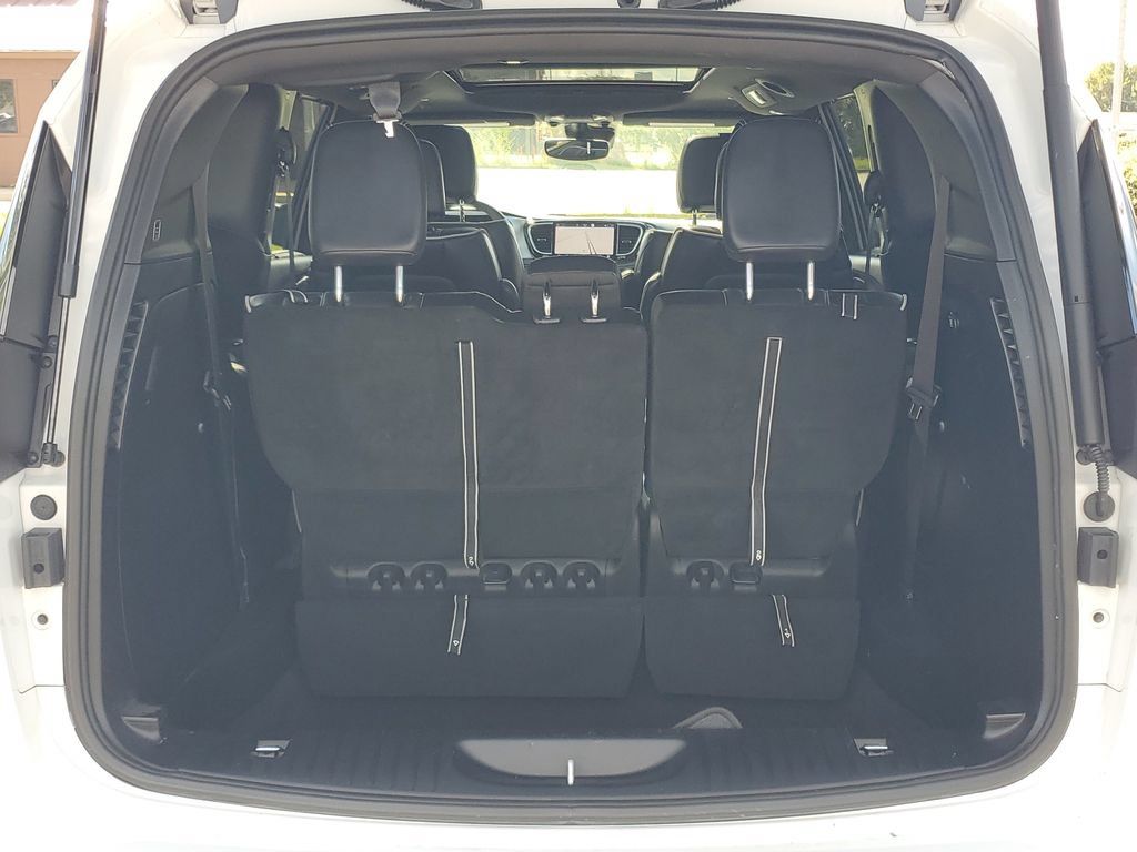 Used 2026 Chrysler Pacifica Limited FWD image 32