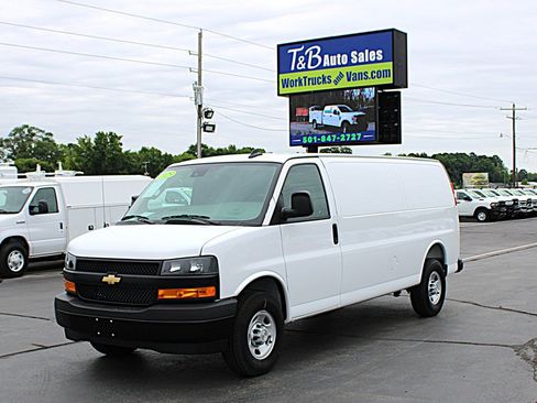 Used 2025 Chevrolet Express 3500 Extended w/ Driver Convenience Package RWD image 2