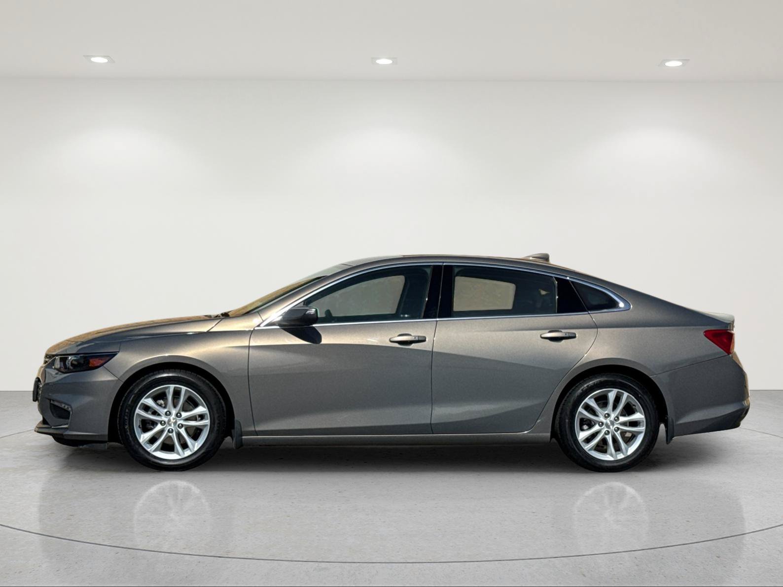 Used 2017 Chevrolet Malibu LT w/ Leather Package FWD image 3