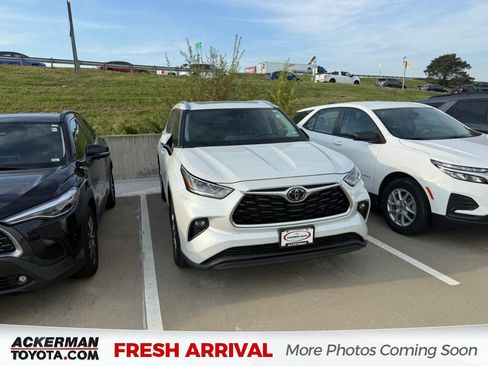Used 2023 Toyota Highlander Limited AWD/4WD image 1