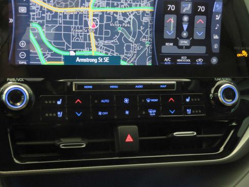 Used 2021 Toyota Highlander Platinum FWD image 48
