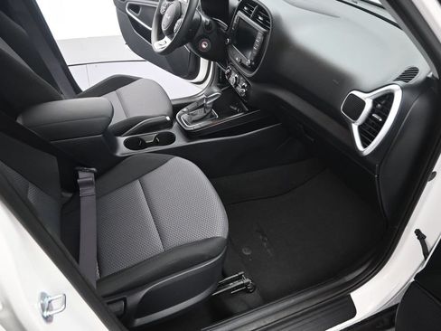 Certified 2025 Kia Soul LX w/ LX Technology Package FWD image 18
