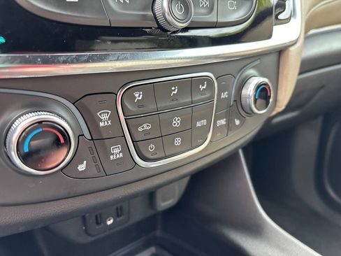 Used 2023 Chevrolet Traverse LT AWD/4WD image 27