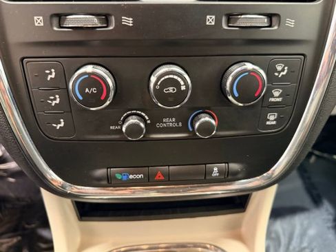 Used 2019 Dodge Grand Caravan SXT image 31