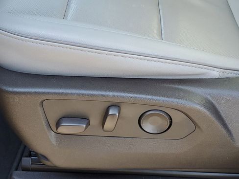 Certified 2024 GMC Yukon SLT w/ SLT Luxury Package image 9