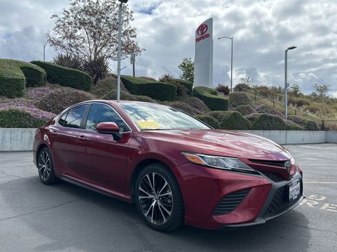 Used 2018 Toyota Camry SE image 1