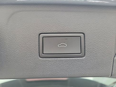 Used 2024 Volkswagen Atlas SE image 18