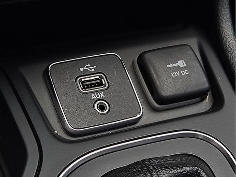 Used 2019 Jeep Cherokee Latitude Plus w/ Comfort/Convenience Group FWD image 15