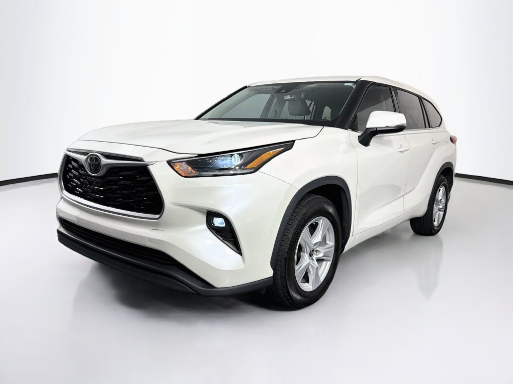 Used 2021 Toyota Highlander LE FWD image 3
