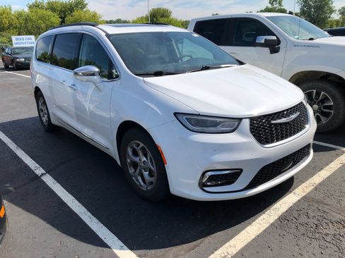 Used 2022 Chrysler Pacifica Limited FWD image 3