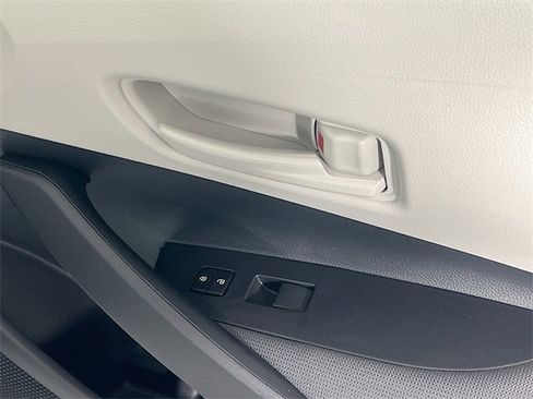 Used 2025 Toyota Corolla LE image 31