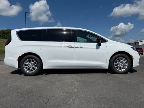 New 2026 Chrysler Pacifica Select image 13