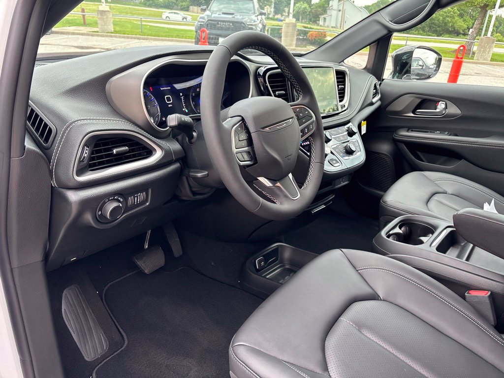 New 2027 Chrysler Pacifica Select FWD image 53