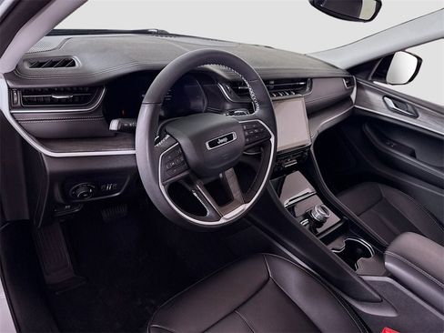 Used 2024 Jeep Grand Cherokee Limited image 3