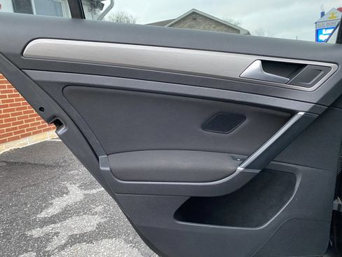 Used 2017 Volkswagen Golf S image 13