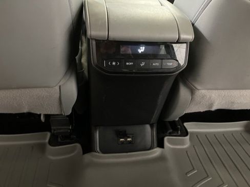 Used 2020 Toyota Highlander XLE image 31