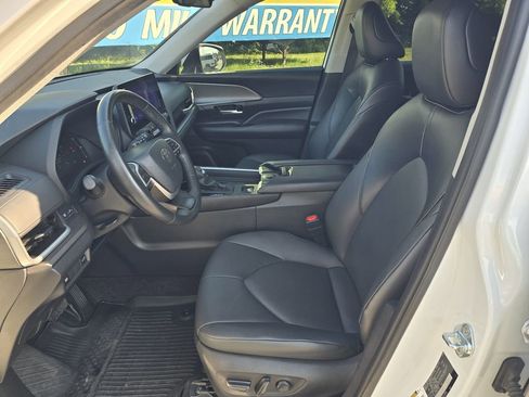Used 2024 Toyota Grand Highlander AWD image 13