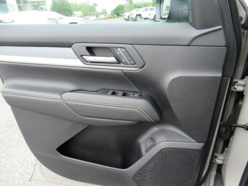 Used 2025 GMC Terrain Elevation w/ Elevation Premium Package AWD/4WD image 19