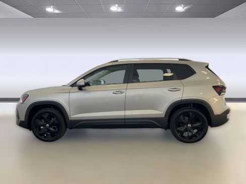 New 2026 Volkswagen Taos SE image 2