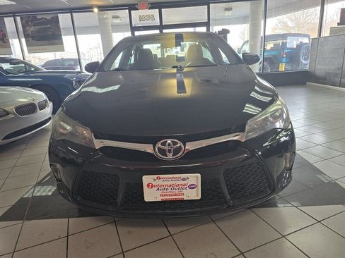 Used 2015 Toyota Camry SE image 2