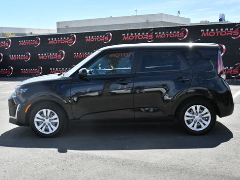 Used 2023 Kia Soul LX image 4