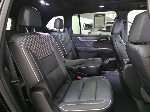 Used 2025 GMC Acadia Denali w/ Super Cruise Package AWD/4WD image 11