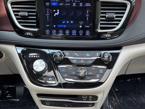 Used 2017 Chrysler Pacifica Limited FWD image 28